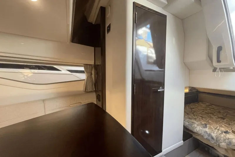 Slide: The Image of Sea Ray 320 Sundancer Outboard 2021 - 41