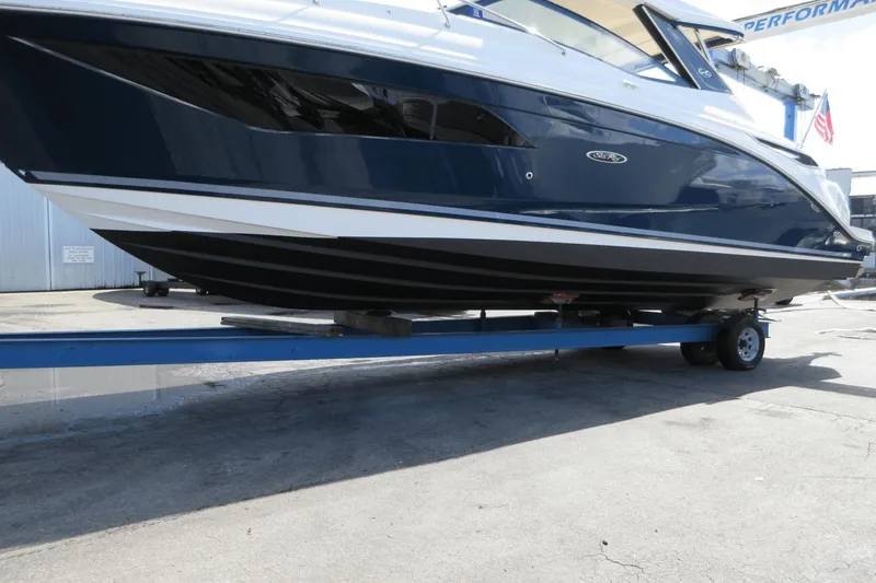 Slide: The Image of Sea Ray 320 Sundancer Outboard 2021 - 47