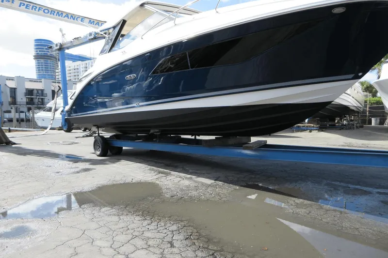 Slide: The Image of Sea Ray 320 Sundancer Outboard 2021 - 48