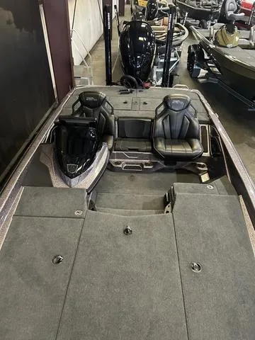Slide: The Image of 2024 Skeeter ZXR 21 bass boat with Yamaha 250HP SHO engine, interior view. - 10