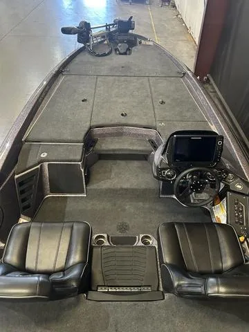 Slide: The Image of 2024 Skeeter ZXR 21 boat interior with Yamaha 250HP engine, featuring dual seats and control panel. - 5