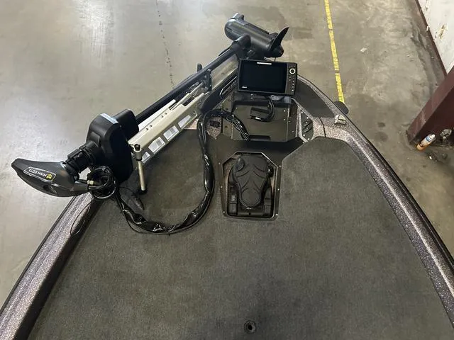 Slide: The Image of 2024 Skeeter ZXR 21 boat deck with Yamaha 250HP SHO motor and control panel. - 7