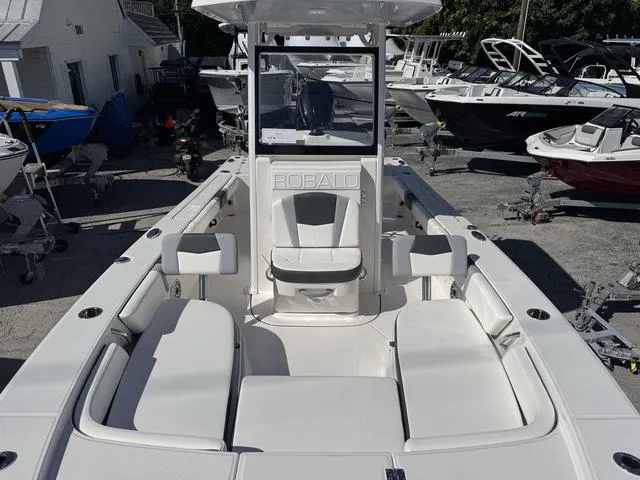 Slide: The Image of Robalo 246 Cayman 2024 - 10