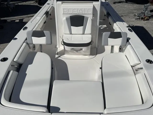 Slide: The Image of Robalo 246 Cayman 2024 - 11
