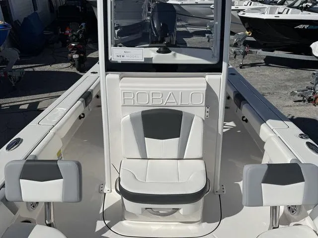 Slide: The Image of Robalo 246 Cayman 2024 - 12