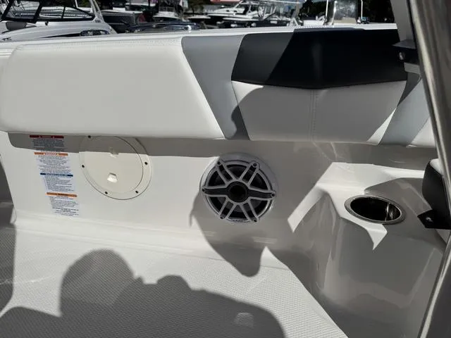 Slide: The Image of Robalo 246 Cayman 2024 - 18