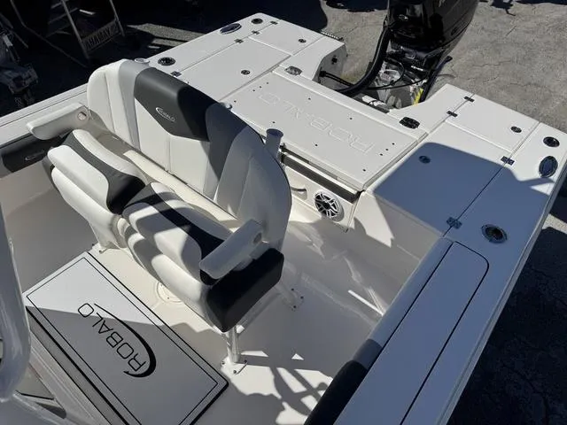 Slide: The Image of Robalo 246 Cayman 2024 - 19