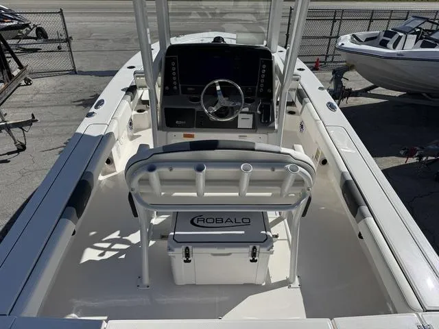 Slide: The Image of Robalo 246 Cayman 2024 - 6