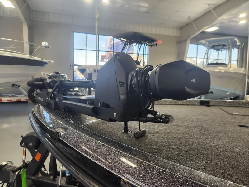 Slide: The Image of 2025 Ranger Z520R Garmin Ranger Cup boat with advanced trolling motor in showroom. - 14