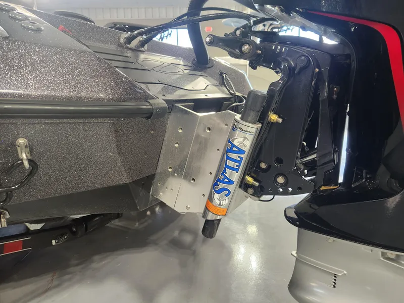 Slide: The Image of 2025 Ranger Z520R boat with Atlas hydraulic jack plate in a garage. - 28
