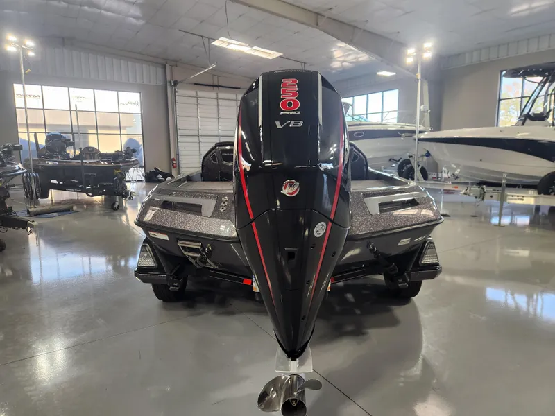 Slide: The Image of 2025 Ranger Z520R Garmin Ranger Cup boat in showroom, featuring powerful V8 engine. - 3