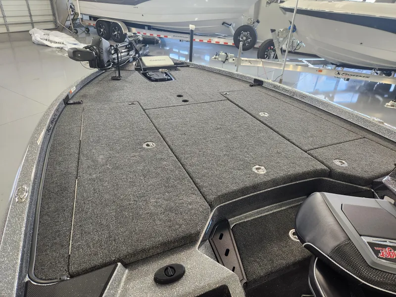 Slide: The Image of 2025 Ranger Z520R Garmin Ranger Cup boat with spacious deck and advanced equipment. - 8