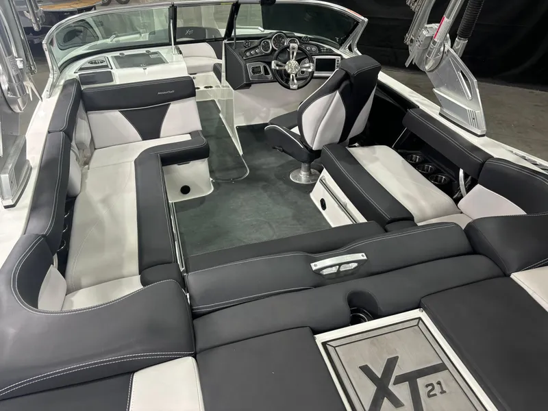 Slide: The Image of MasterCraft XT21 2017 - 11