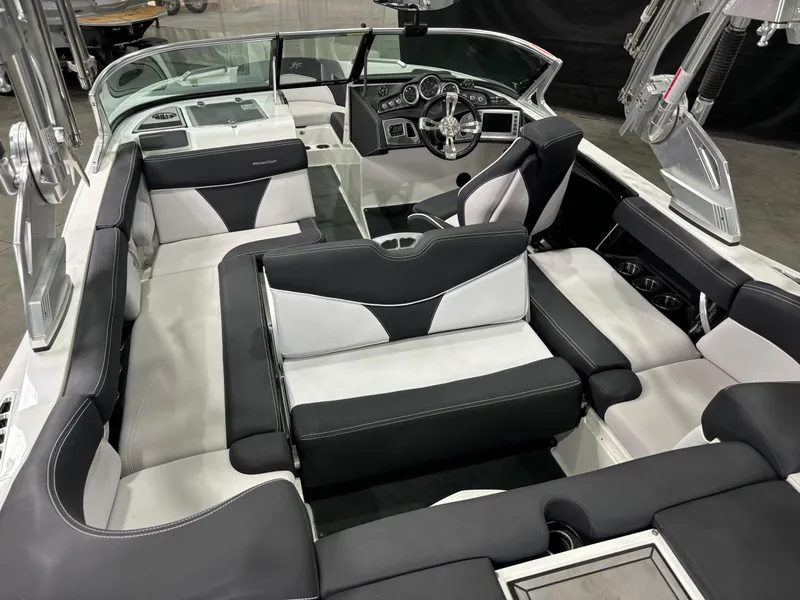 Slide: The Image of MasterCraft XT21 2017 - 12