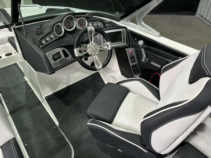 Slide: The Image of MasterCraft XT21 2017 - 14