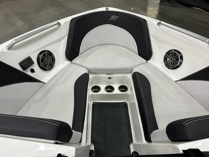 Slide: The Image of MasterCraft XT21 2017 - 15