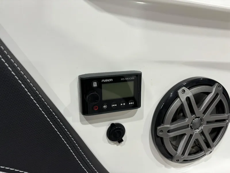 Slide: The Image of MasterCraft XT21 2017 - 18