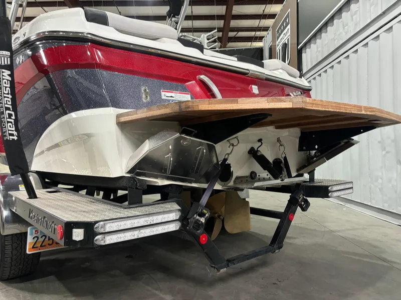 Slide: The Image of MasterCraft XT21 2017 - 4