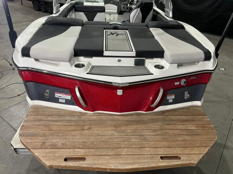 Slide: The Image of MasterCraft XT21 2017 - 5