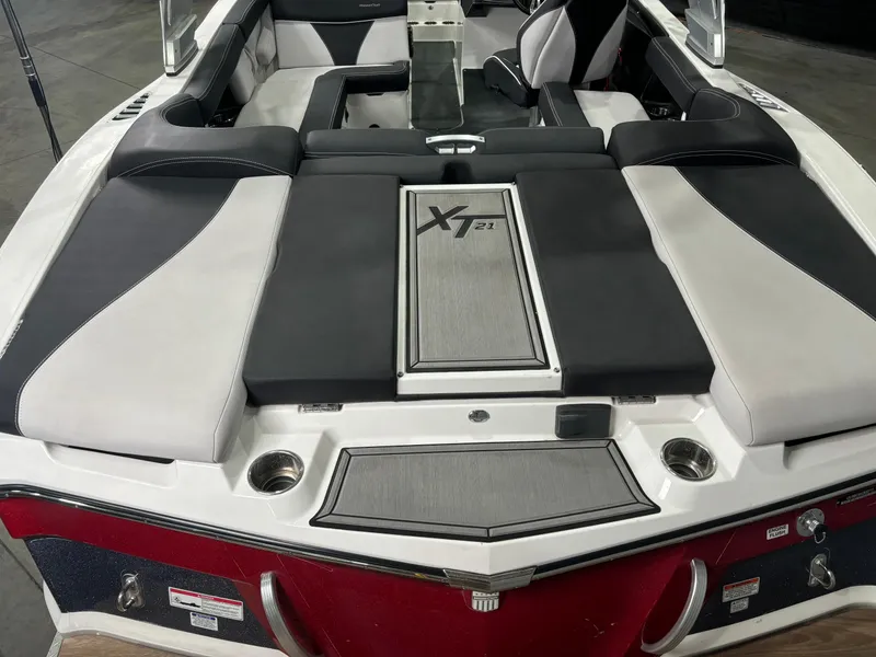 Slide: The Image of MasterCraft XT21 2017 - 6