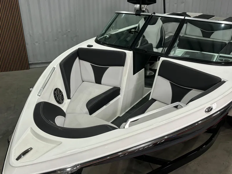 Slide: The Image of MasterCraft XT21 2017 - 7