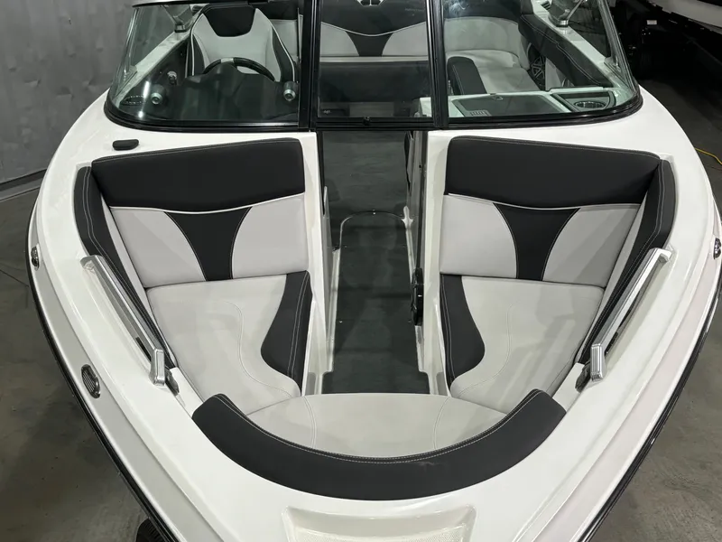 Slide: The Image of MasterCraft XT21 2017 - 8