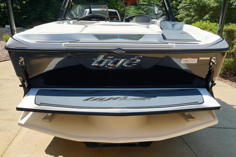 Slide: The Image of 2014 Tigé R20 boat rear view with swim platform, parked outdoors. - 43