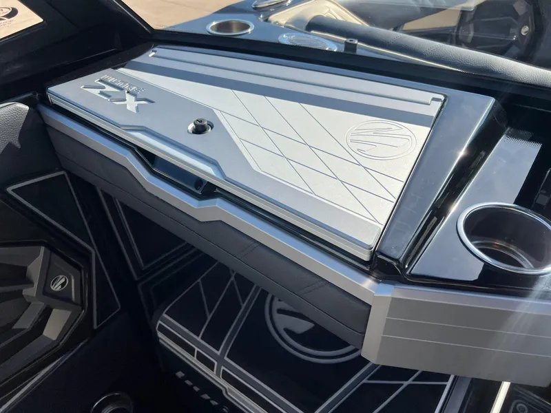 Slide: The Image of Tigé Ultré 23ZX 2025 - 10