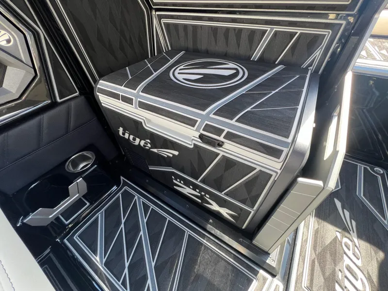 Slide: The Image of Tigé Ultré 23ZX 2025 - 11