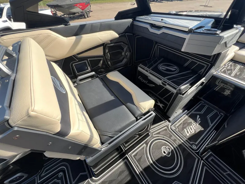 Slide: The Image of Tigé Ultré 23ZX 2025 - 12