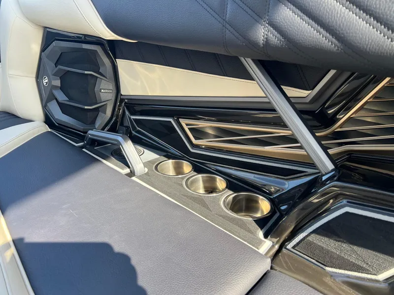 Slide: The Image of Tigé Ultré 23ZX 2025 - 13