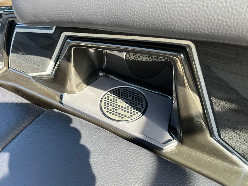 Slide: The Image of Tigé Ultré 23ZX 2025 - 14