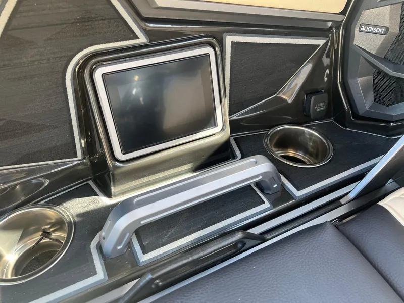 Slide: The Image of Tigé Ultré 23ZX 2025 - 15