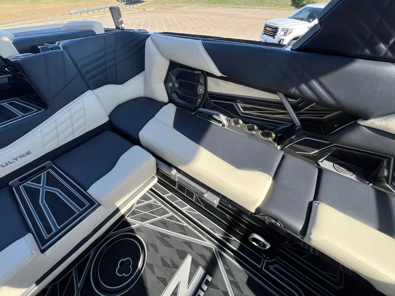 Slide: The Image of Tigé Ultré 23ZX 2025 - 17