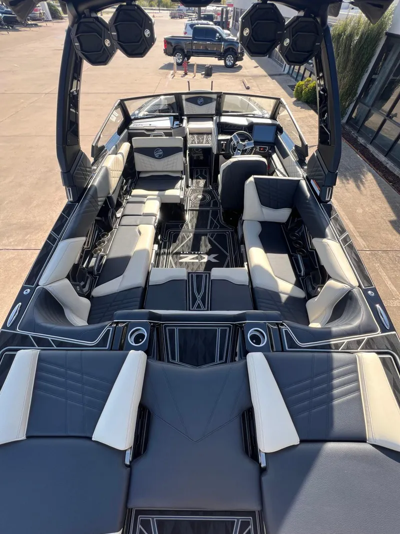 Slide: The Image of Tigé Ultré 23ZX 2025 - 20