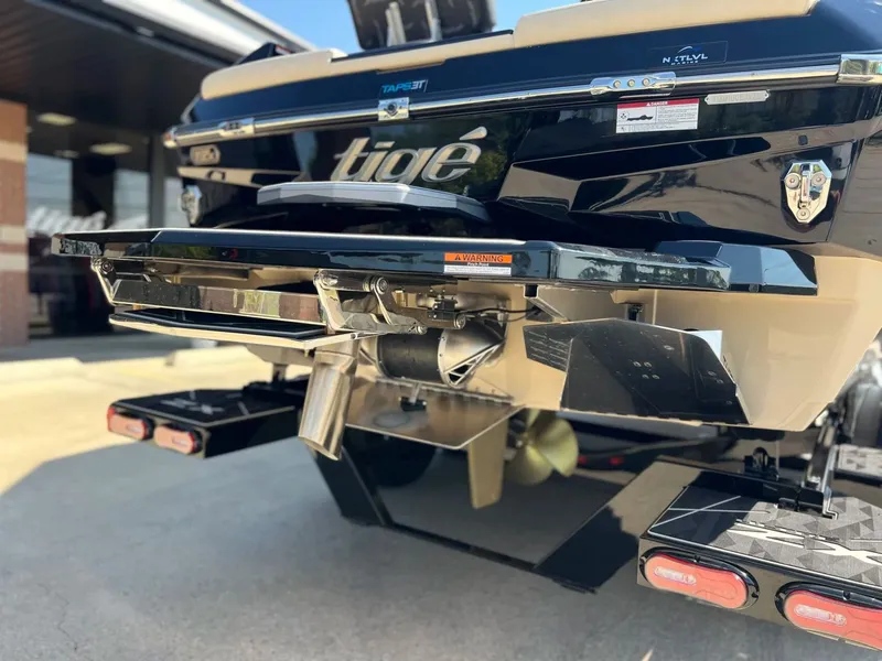 Slide: The Image of Tigé Ultré 23ZX 2025 - 21