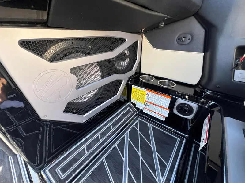 Slide: The Image of Tigé Ultré 23ZX 2025 - 4