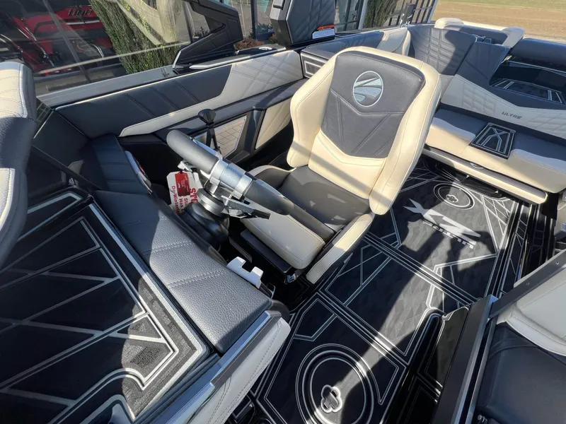 Slide: The Image of Tigé Ultré 23ZX 2025 - 6