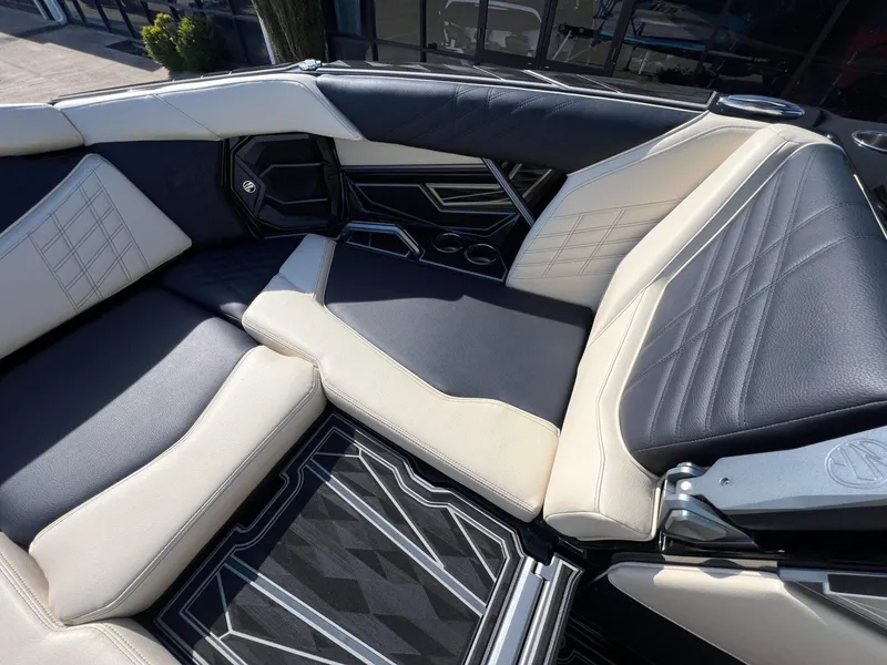 Slide: The Image of Tigé Ultré 23ZX 2025 - 7