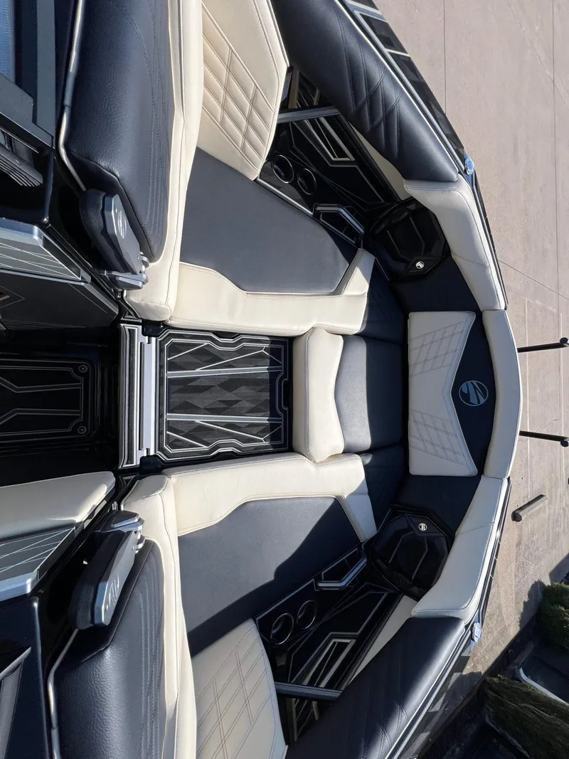 Slide: The Image of Tigé Ultré 23ZX 2025 - 8