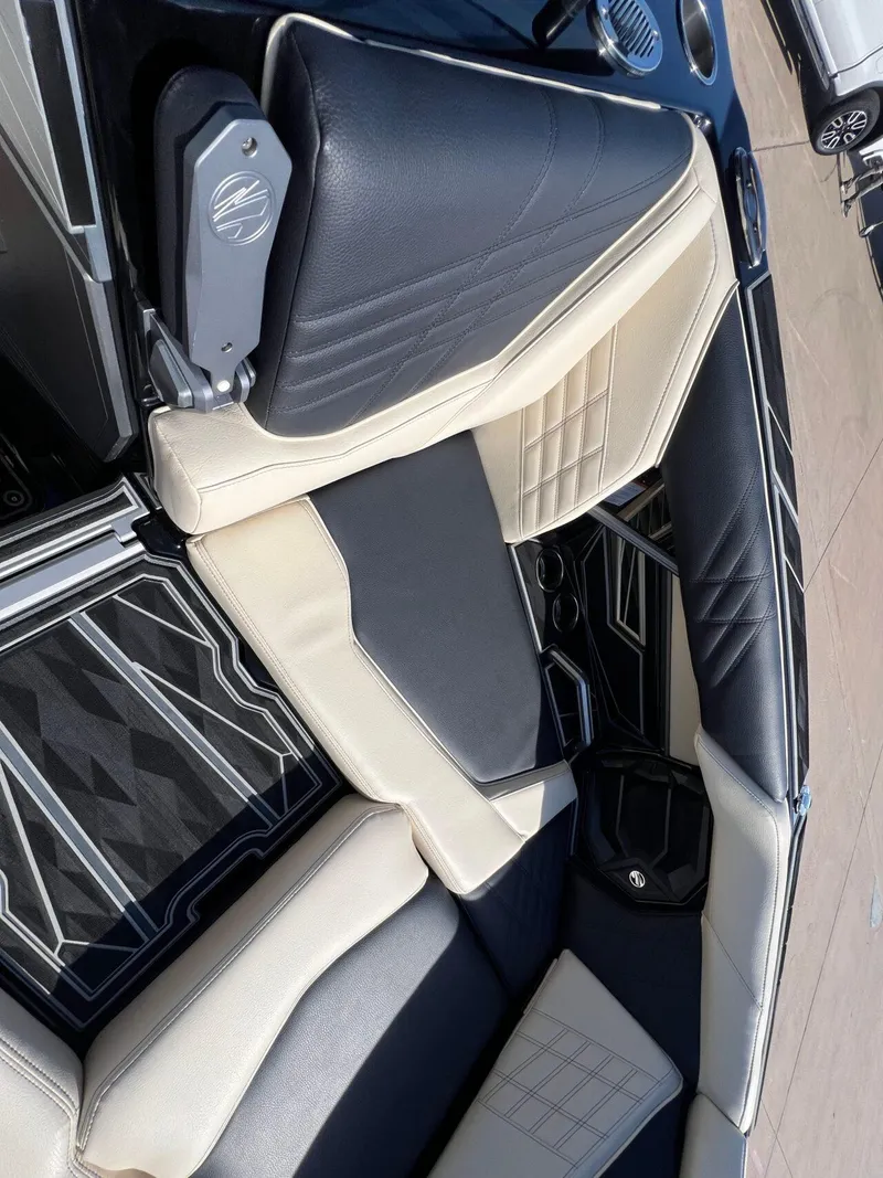 Slide: The Image of Tigé Ultré 23ZX 2025 - 9