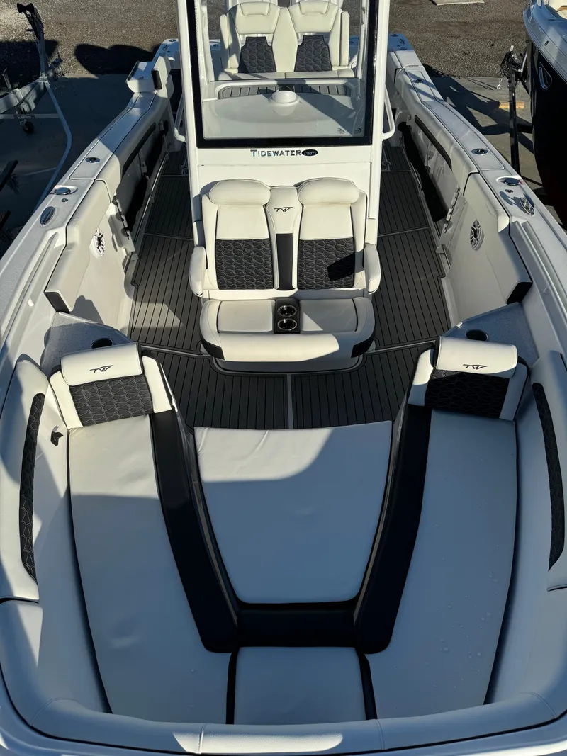 Slide: The Image of Tidewater 282 CC Adventure 2025 - 8