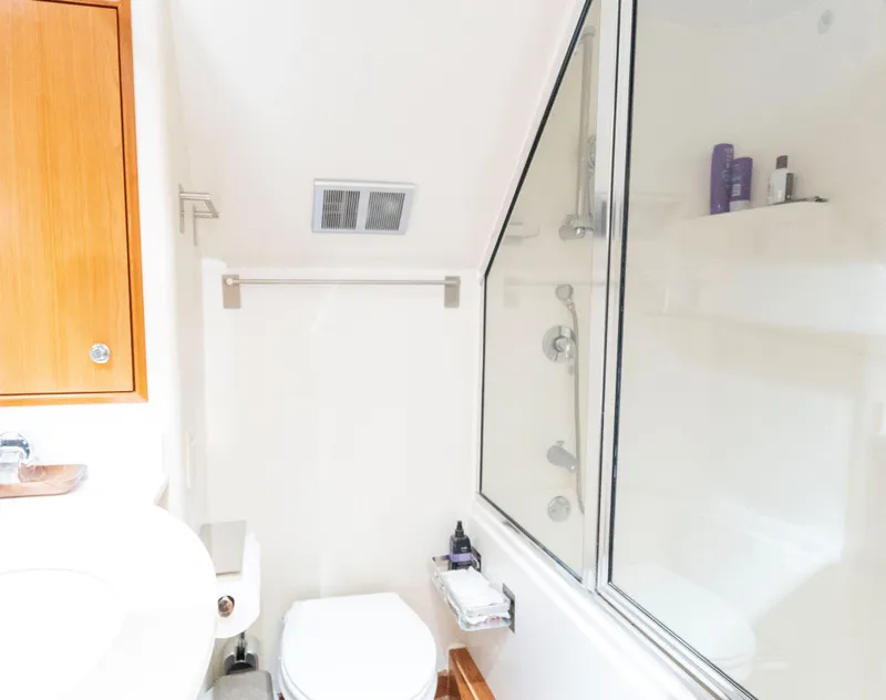 Slide: The Image of Hatteras 64 Motor Yacht 2007 - 27