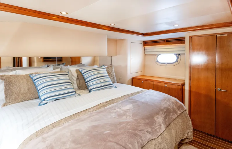 Slide: The Image of Hatteras 64 Motor Yacht 2007 - 28