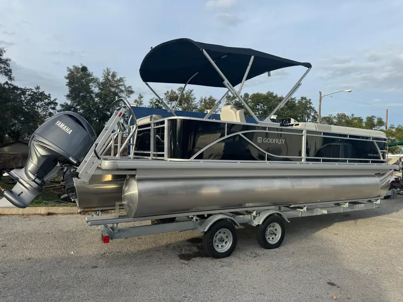 Slide: The Image of 2025 Sweetwater 2286 CSE pontoon boat with Yamaha motor on trailer. - 3