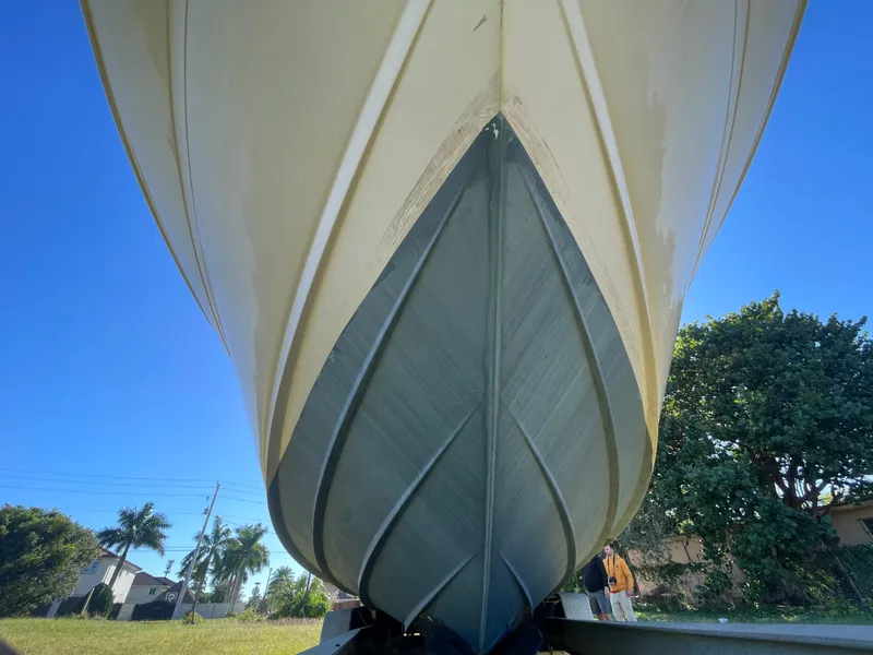 Slide: The Image of 2006 Sea Ray 320 Sundancer boat hull, viewed from below, against a clear blue sky. - 18
