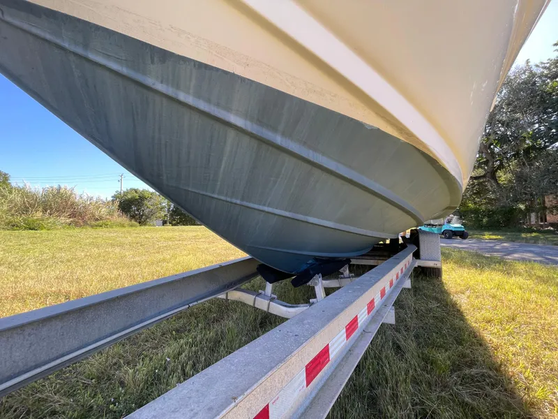 Slide: The Image of 2006 Sea Ray 320 Sundancer boat hull on trailer, grassy area, sunny day. - 20