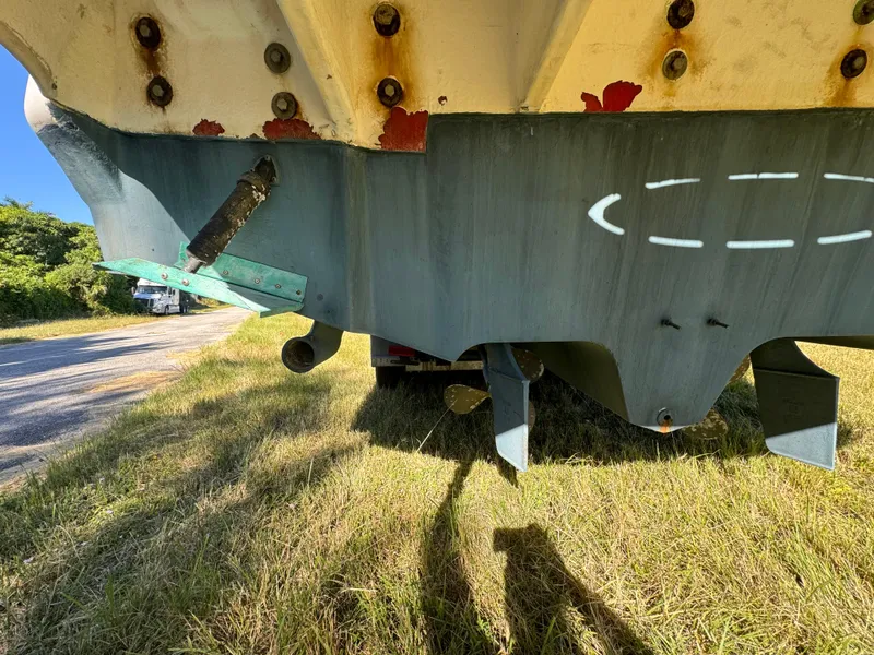 Slide: The Image of Bottom view of a 2006 Sea Ray 320 Sundancer boat on grass. - 22