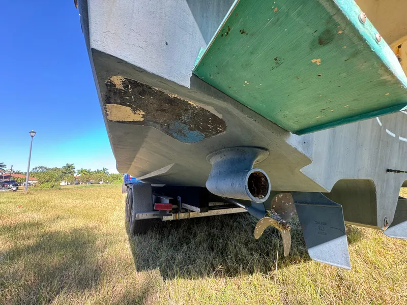 Slide: The Image of 2006 Sea Ray 320 Sundancer boat hull and propeller on grass. - 23