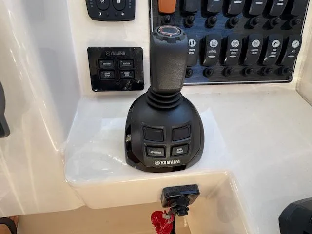 Slide: The Image of Yamaha control panel on 2018 Grady-White Freedom 325 boat dashboard. - 28